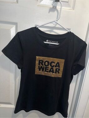 Rocawear Black Short-Sleeve Tee with Gold Logo Patch Juniors Size Large WornOnce